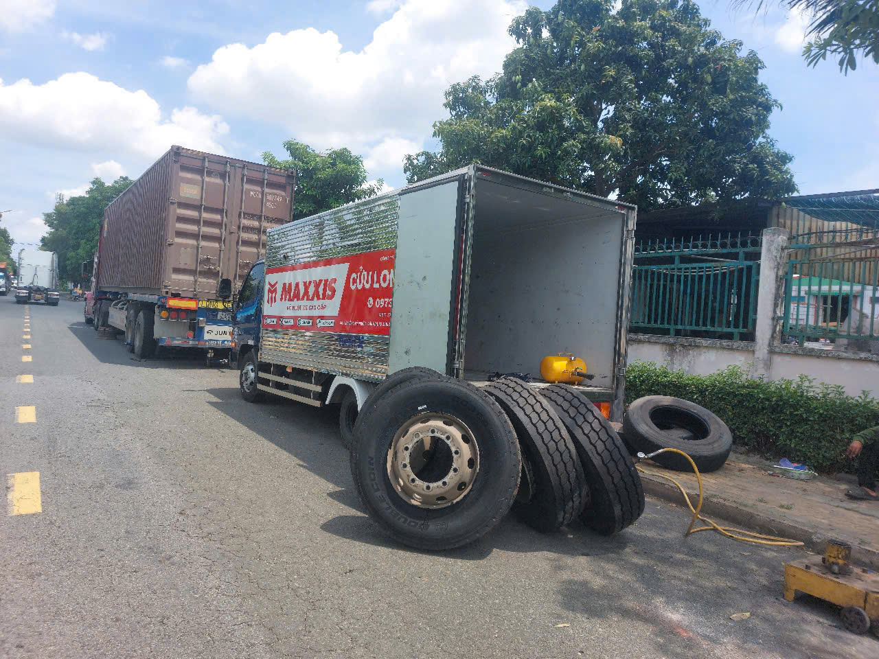 THAY LỐP XE TẢI, XE BEN, CONTAINER TẠI CHỖ – PHỤC VỤ KCN, CẢNG, QUỐC LỘ TẠI BÌNH DƯƠNG